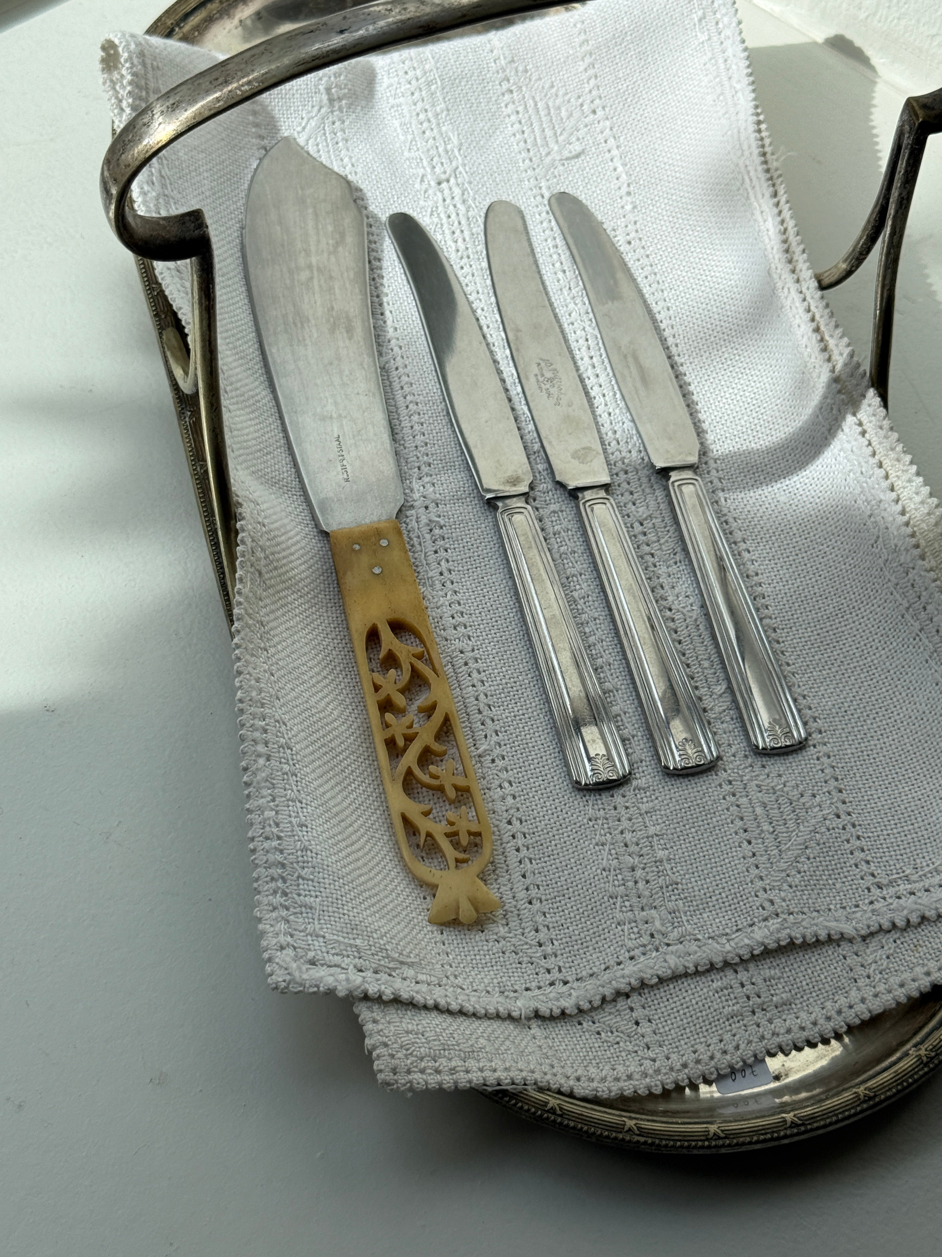 Bone-handled cake knife