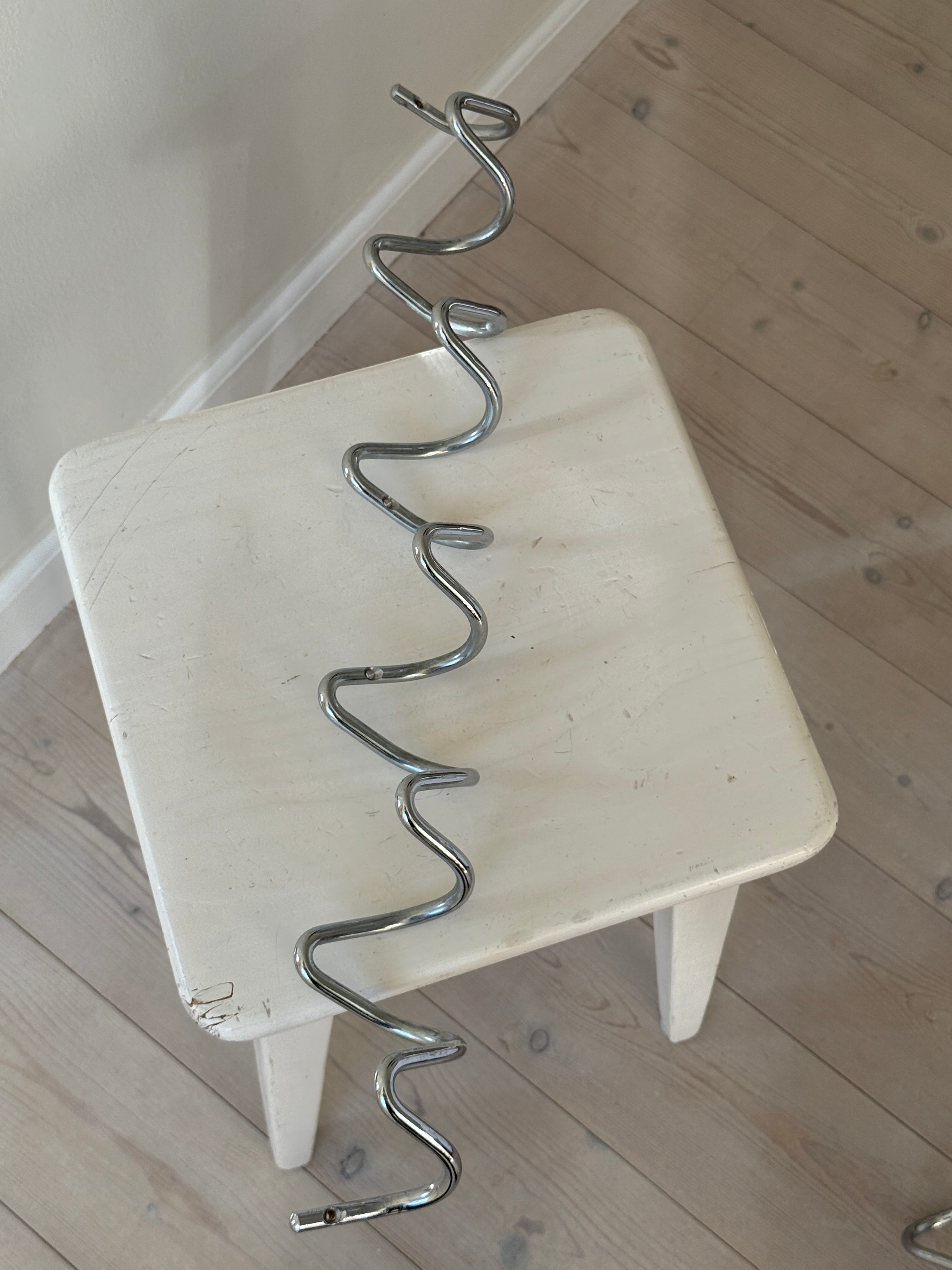 Wavy coat rack