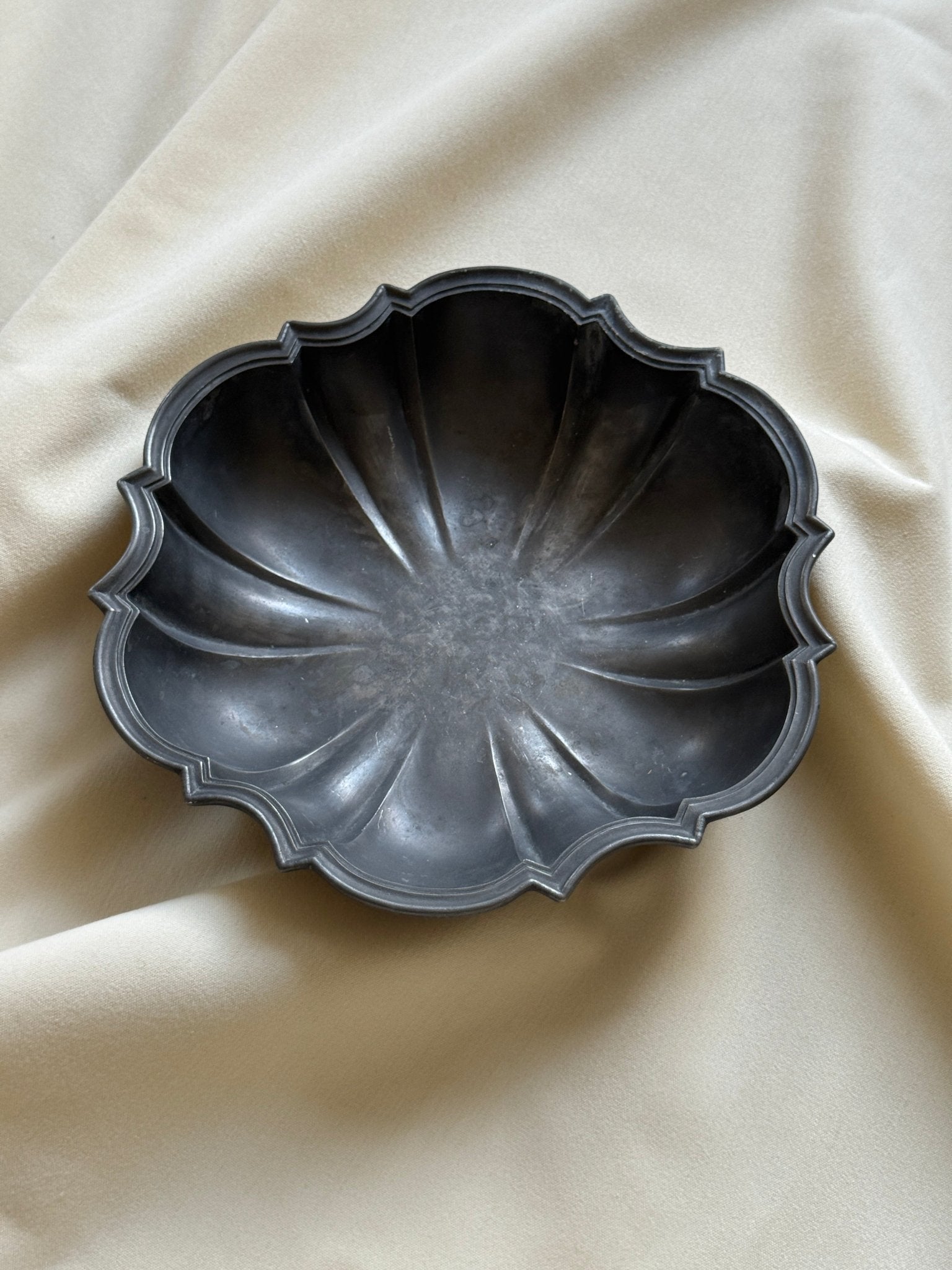 Antique tin bowl - NEROLI