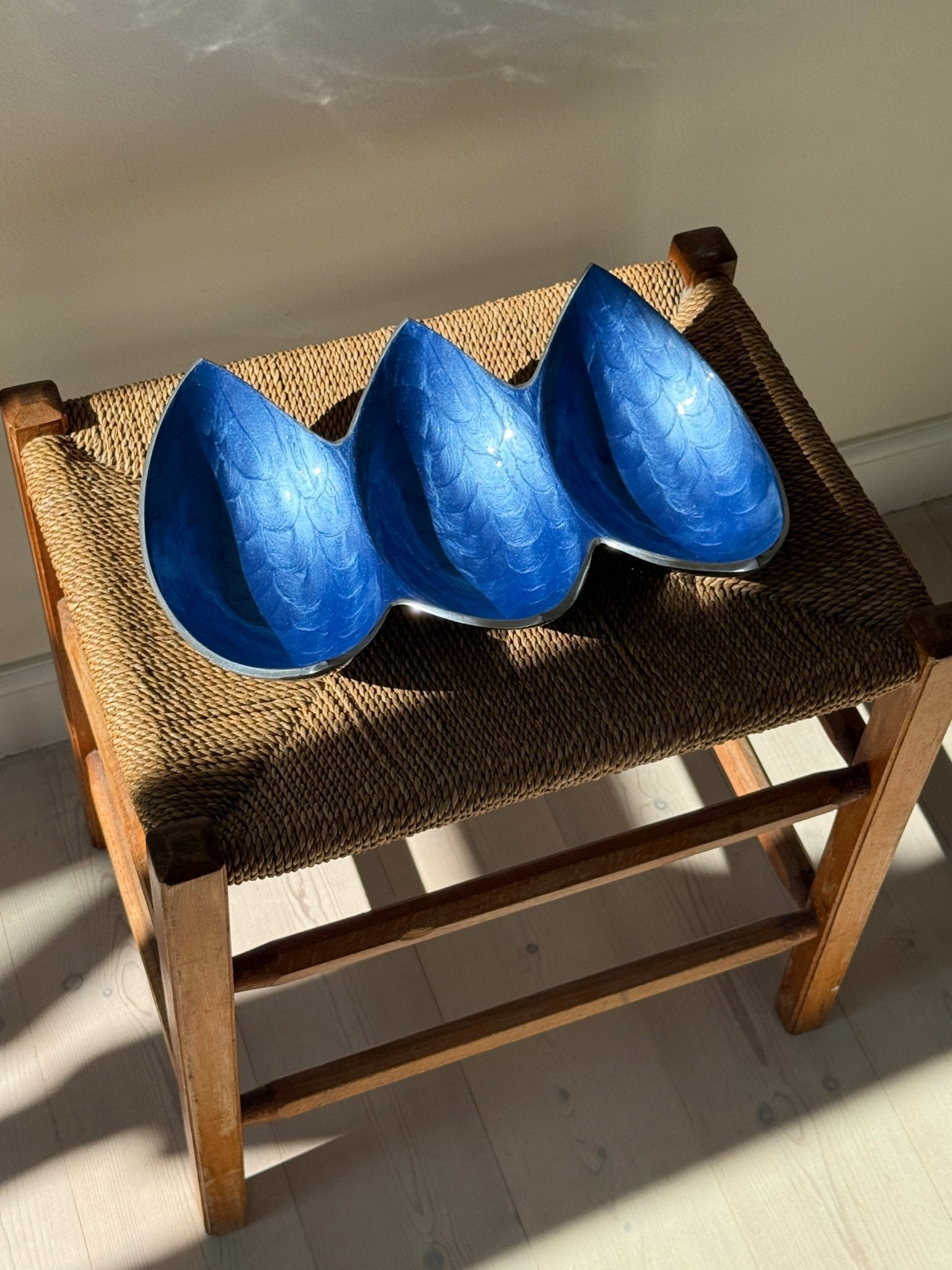 Blue enamel platter - NEROLI