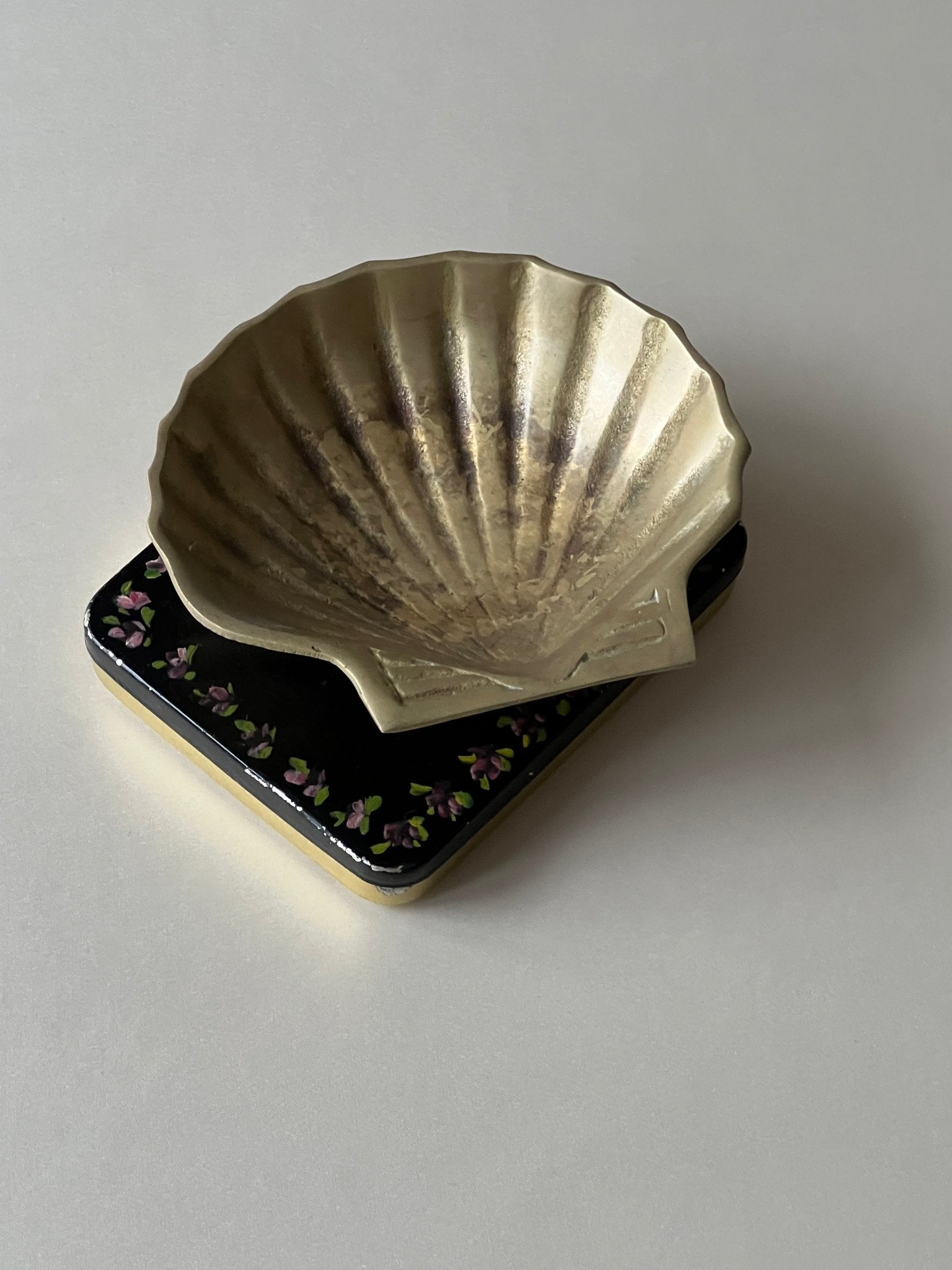 Brass clam dish - NEROLI