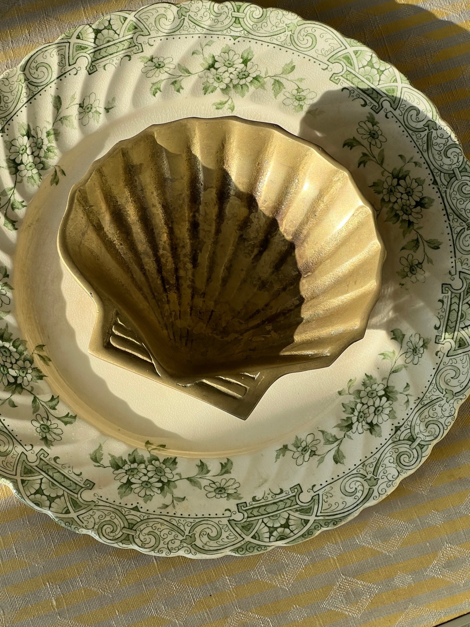 Brass clam dish - NEROLI