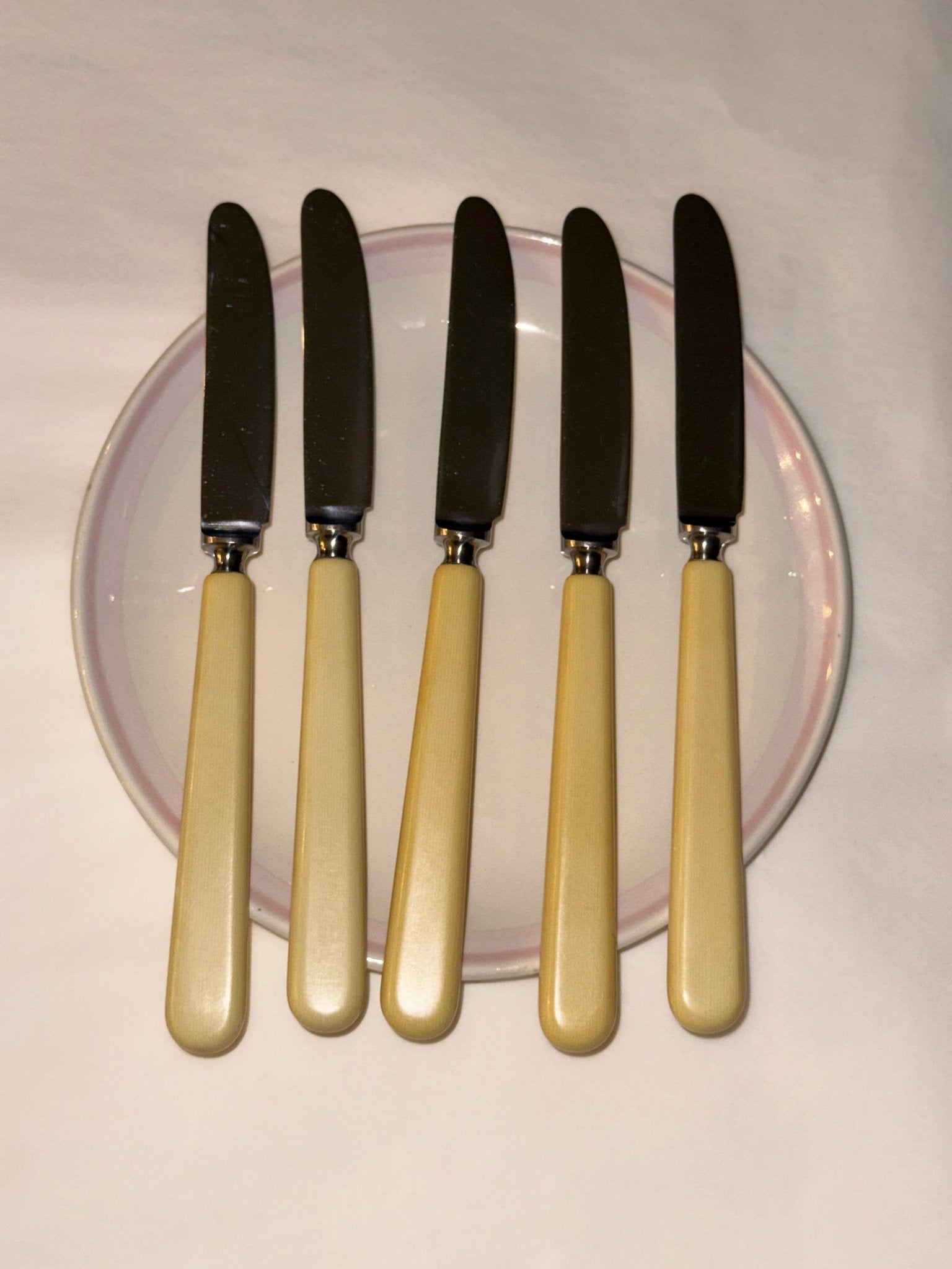 Butter - coloured knives (6 pcs) - NEROLI