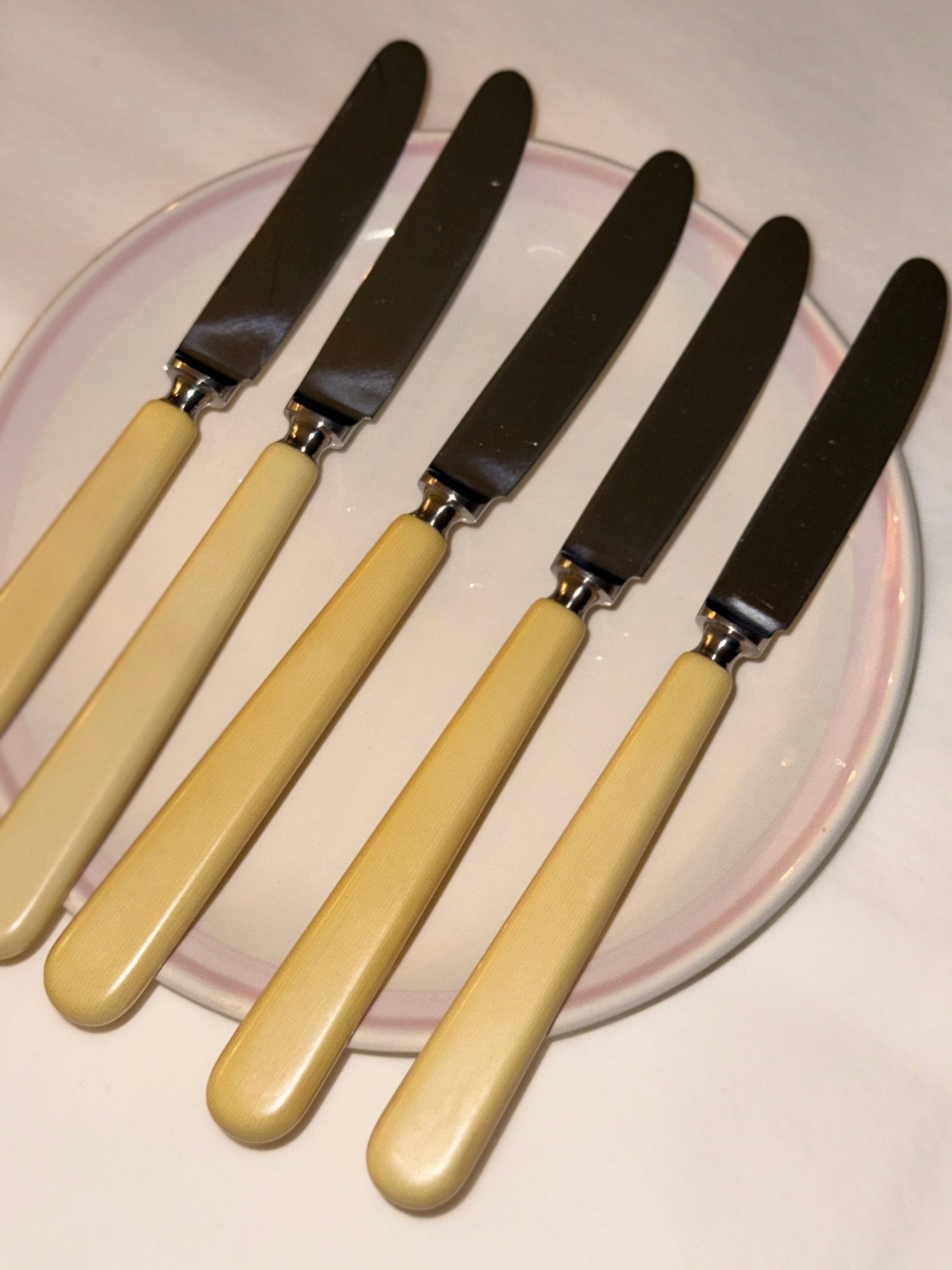 Butter - coloured knives (6 pcs) - NEROLI