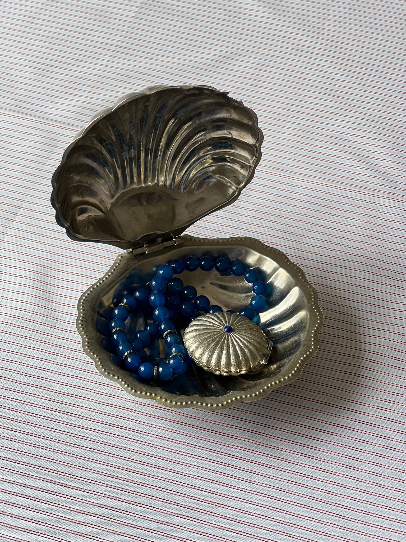 Clam shell jewelry box - NEROLI