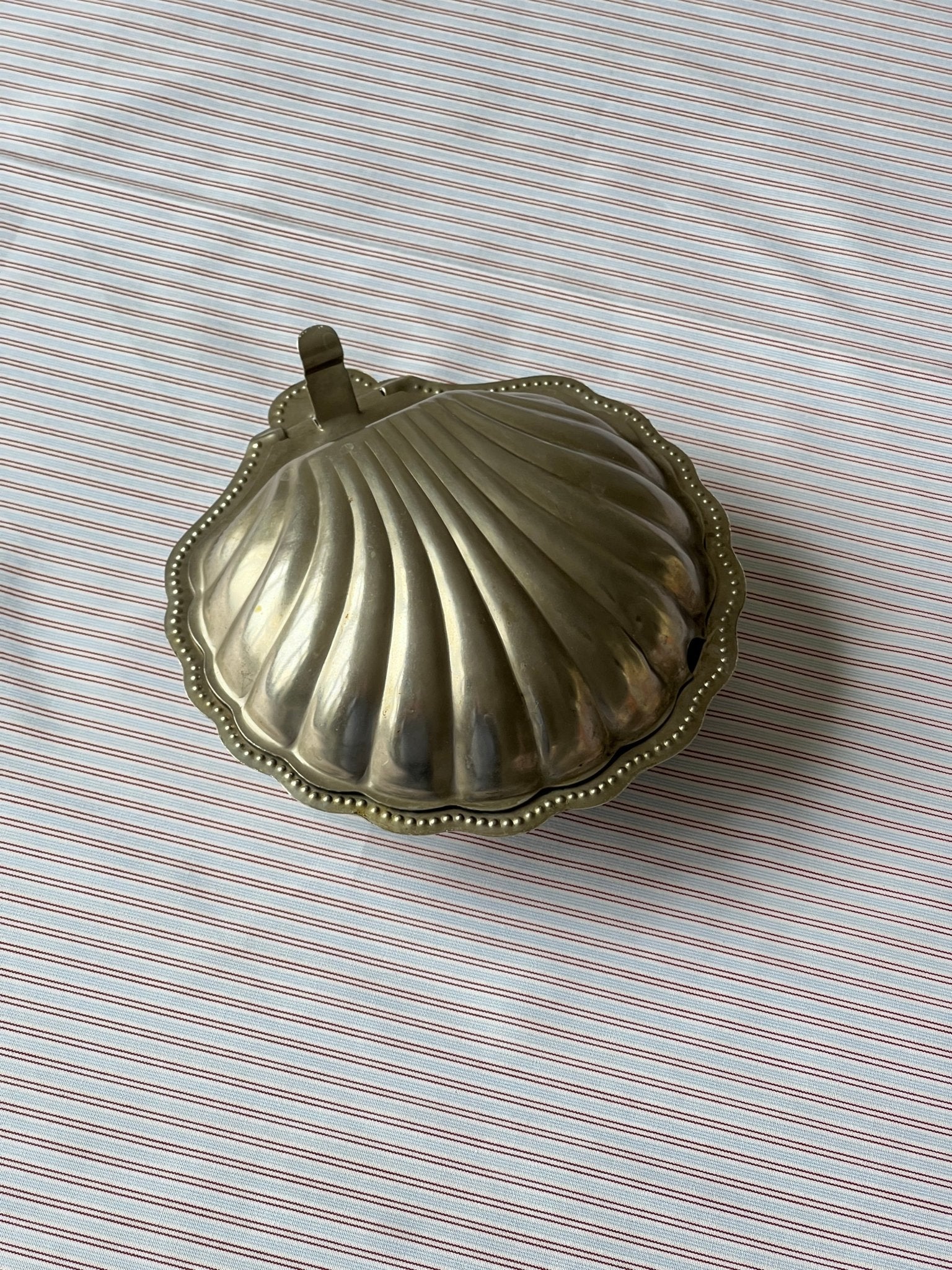 Clam shell jewelry box - NEROLI