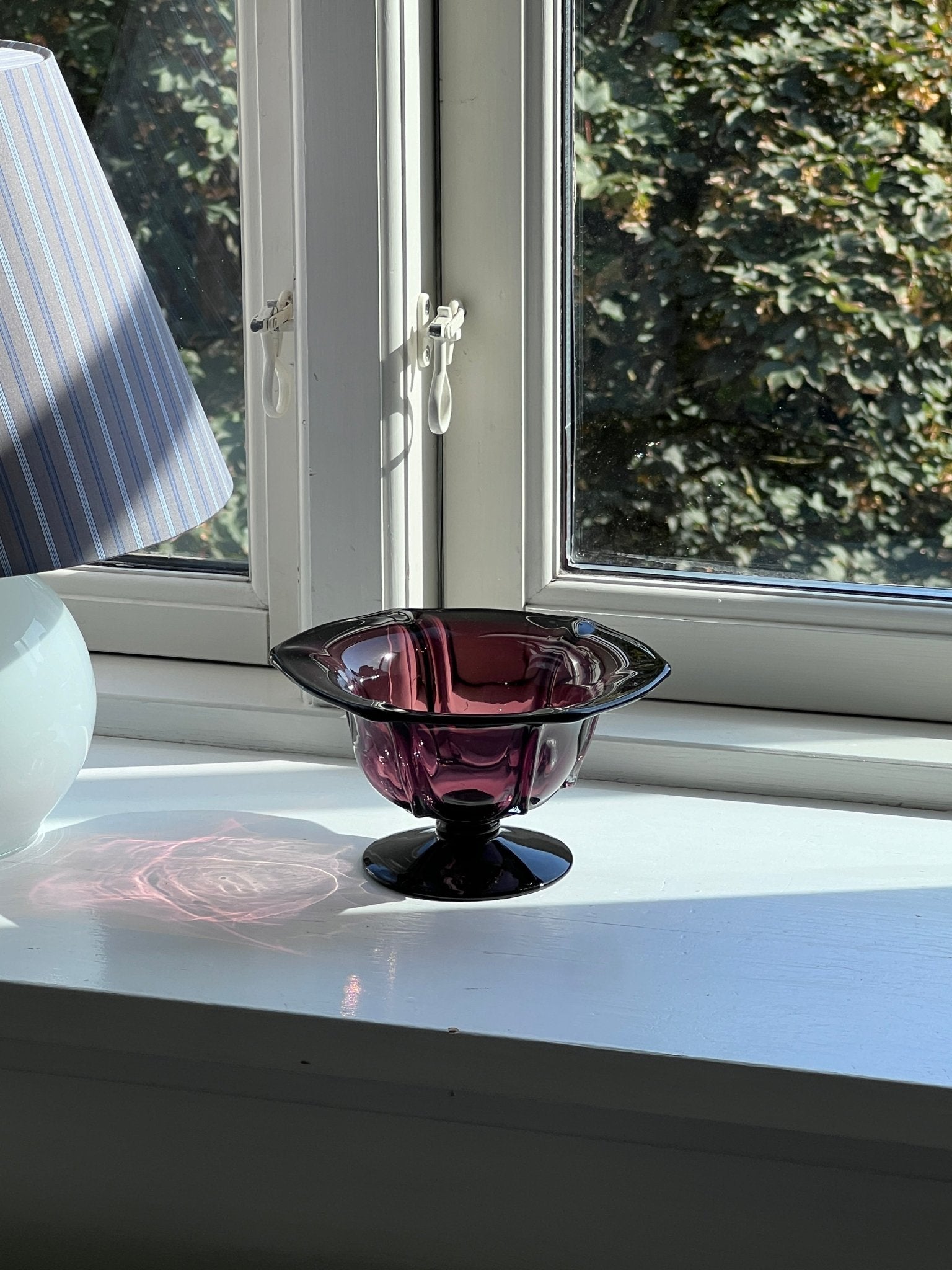 Deep orchid pedestal bowl - NEROLI