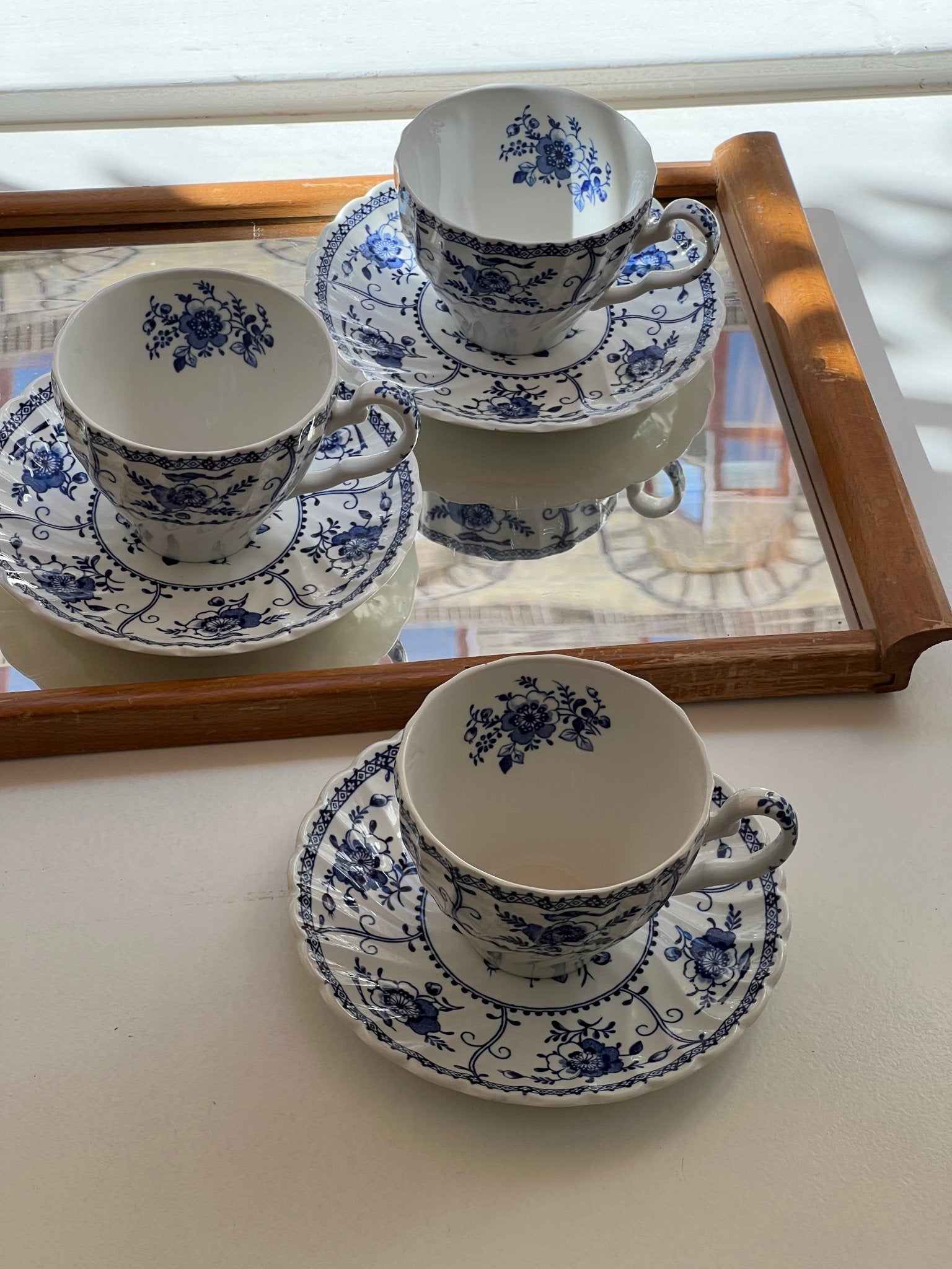 English cups and saucers (7 sets) - NEROLI