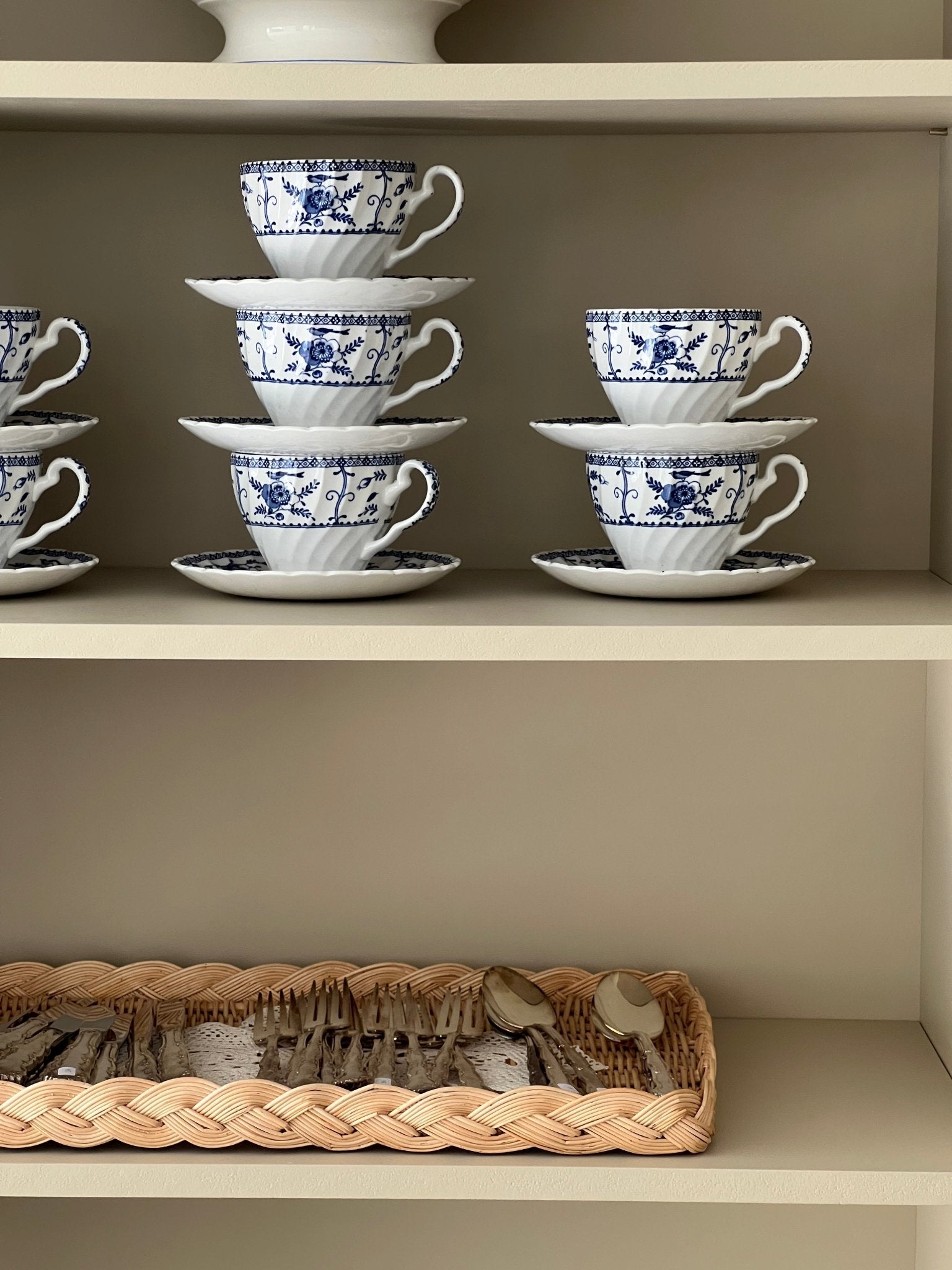 English cups and saucers (7 sets) - NEROLI