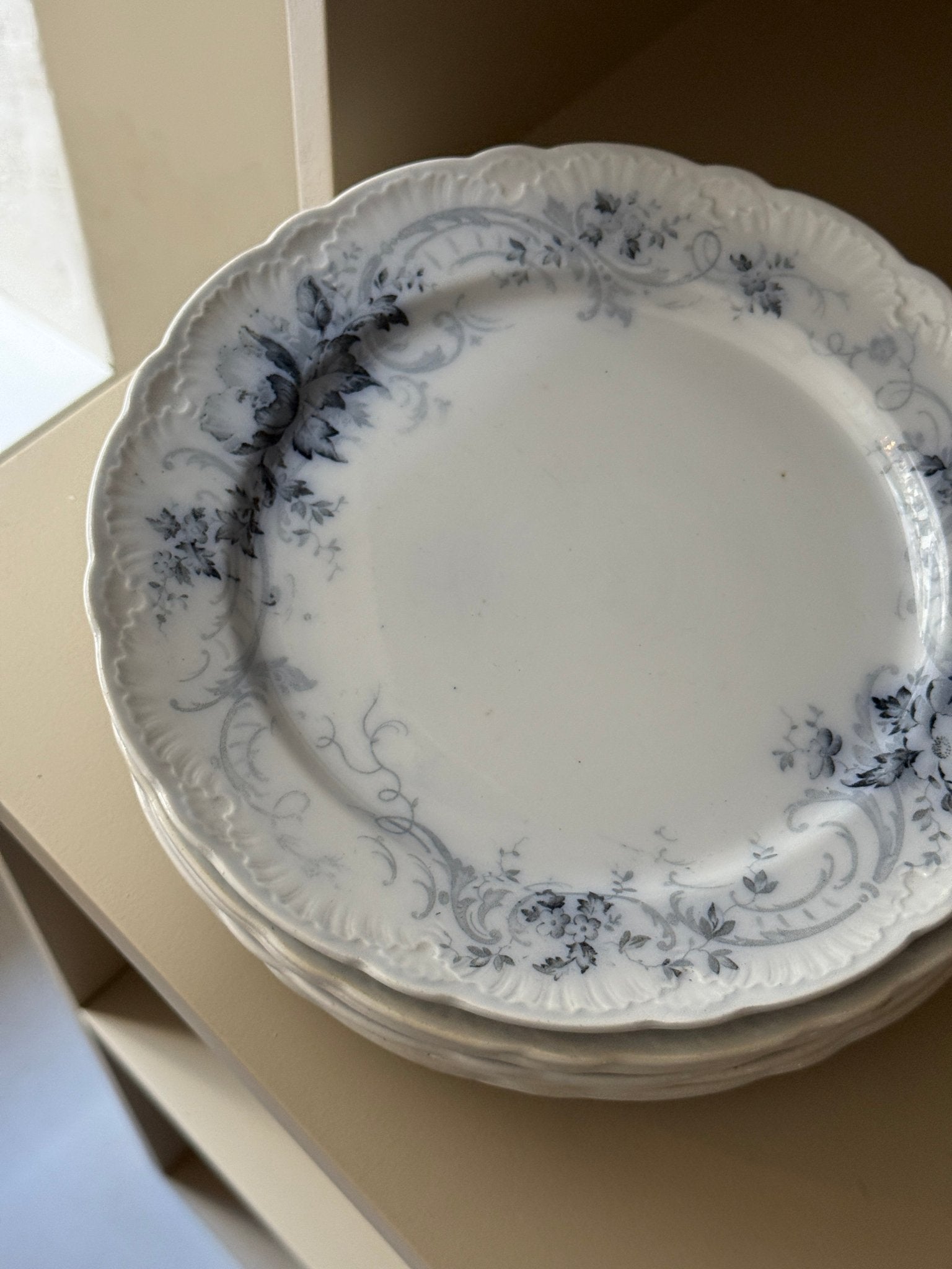 Fausta dinner plates (11 pcs) - NEROLI