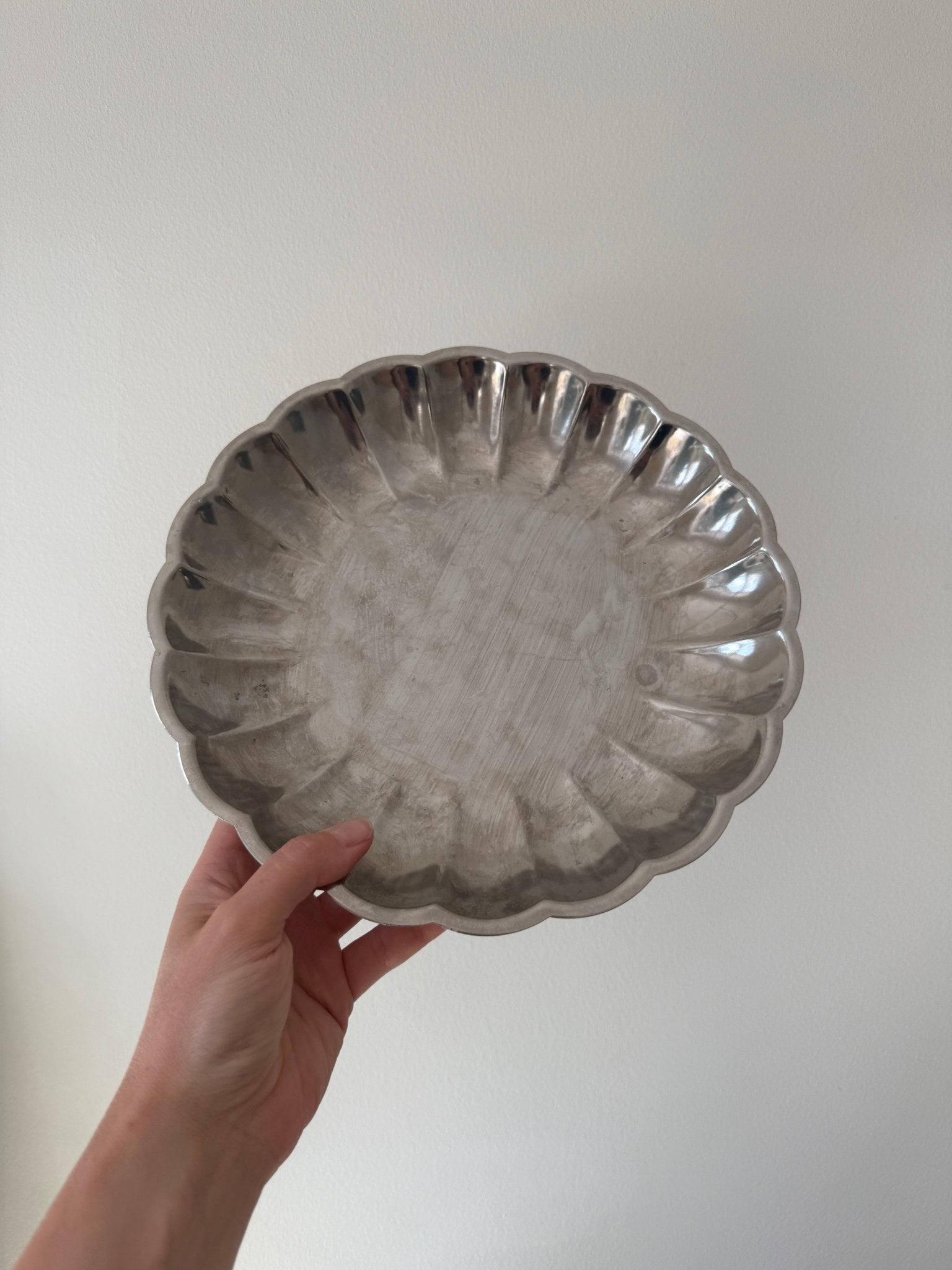 Footed steel platter - NEROLI
