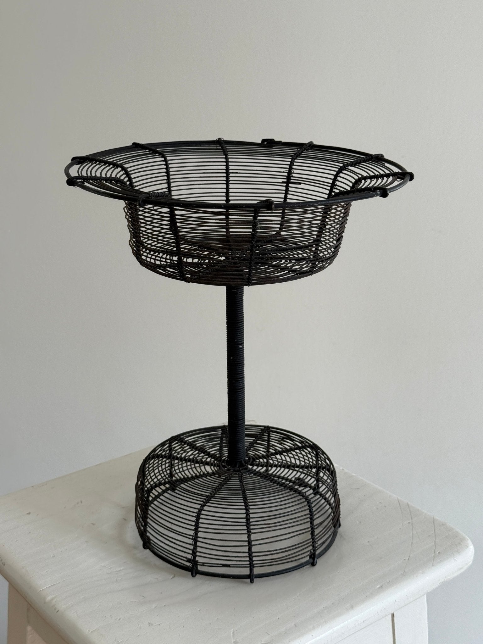 Footed wire basket - NEROLI