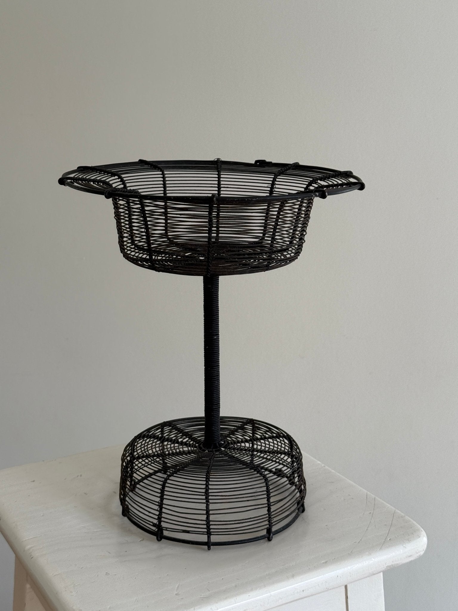 Footed wire basket - NEROLI