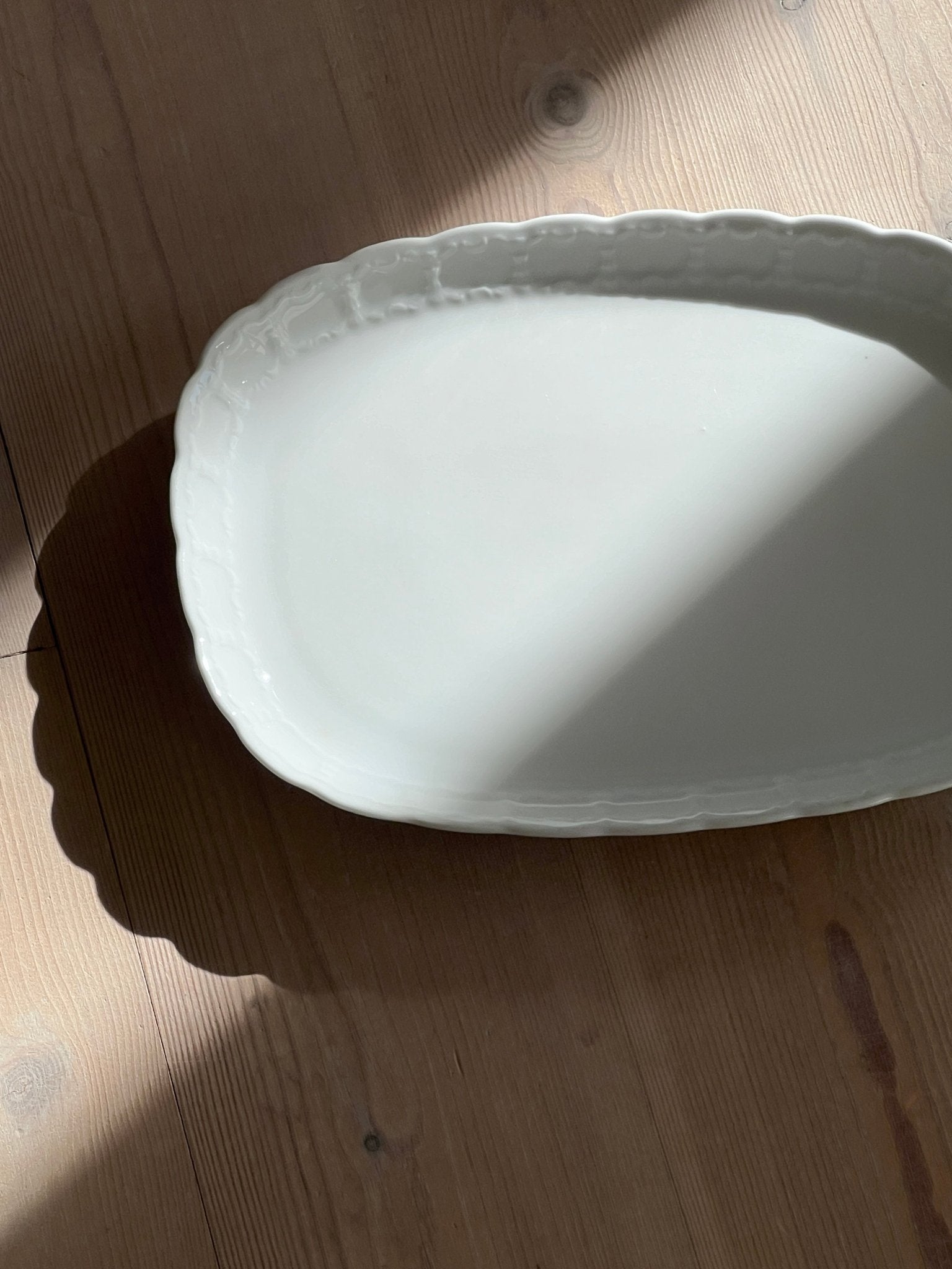 Lace edge platter - NEROLI