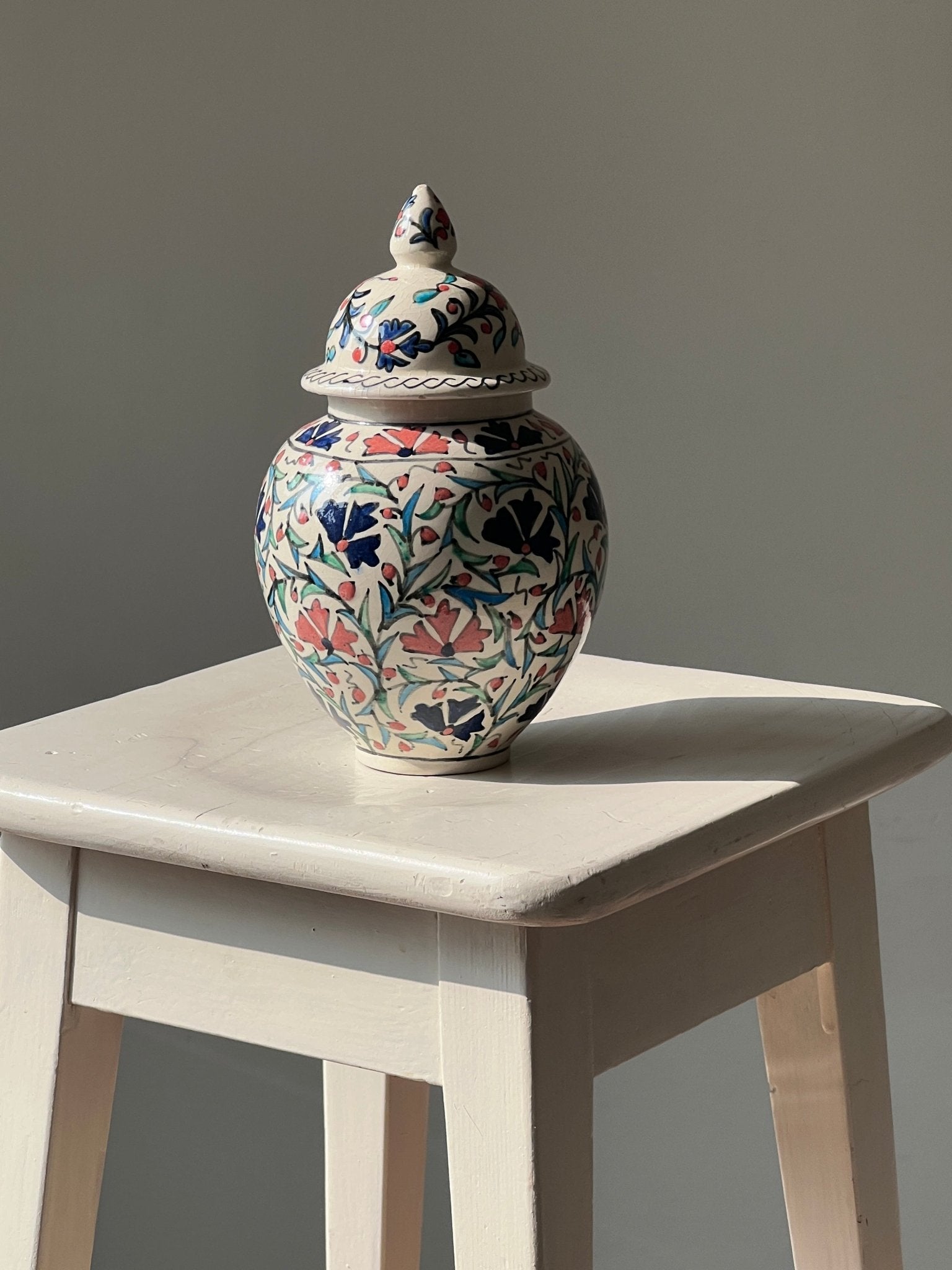 Lidded ceramic vase - NEROLI