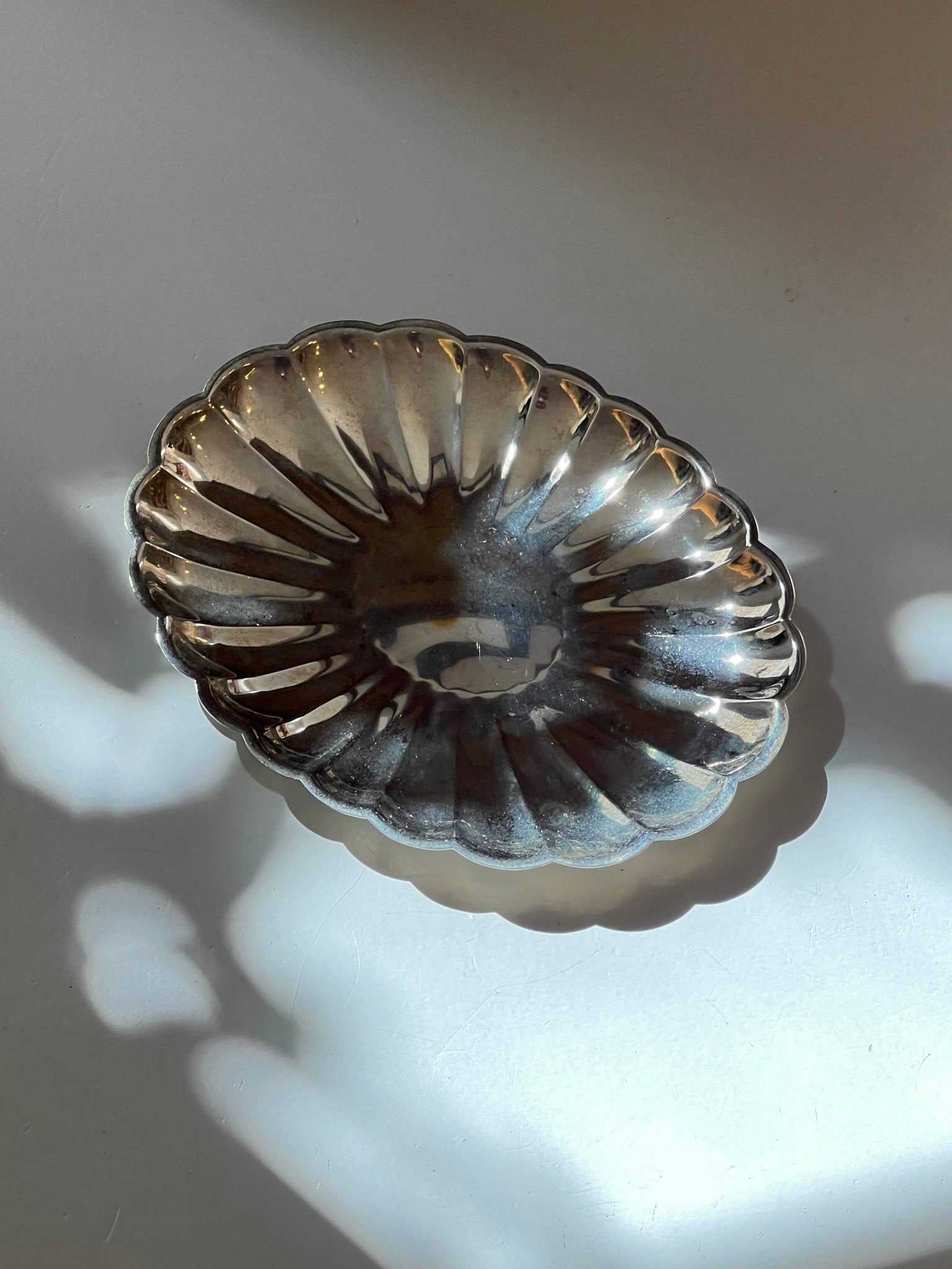 Scalloped dish - NEROLI