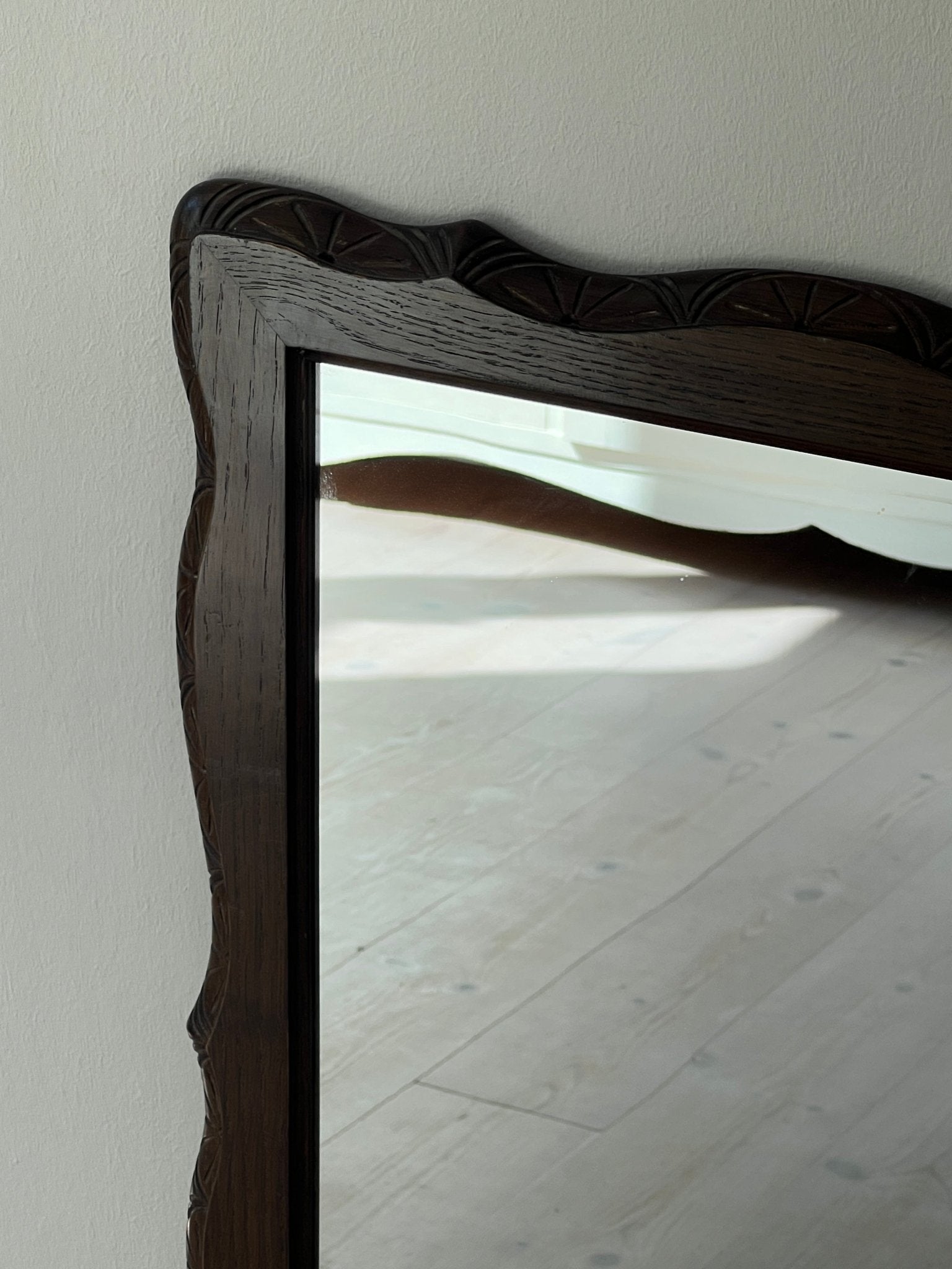 Scalloped mirror - NEROLI