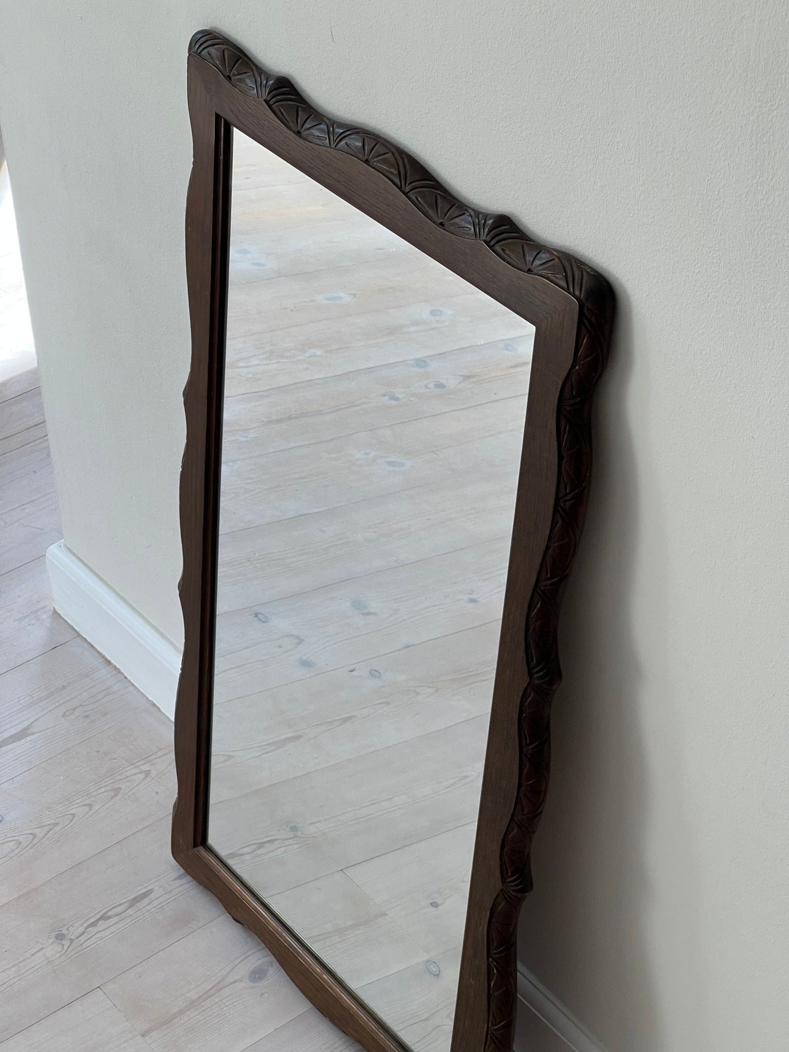 Scalloped mirror - NEROLI