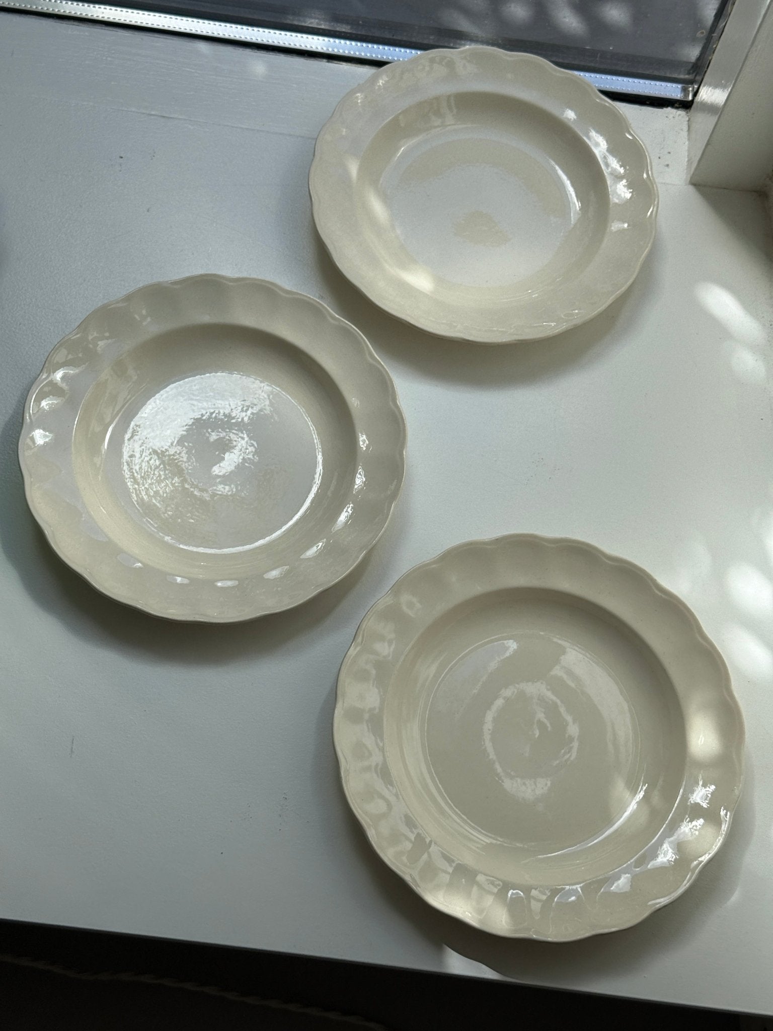 Scalloped plates (3 pcs) - NEROLI