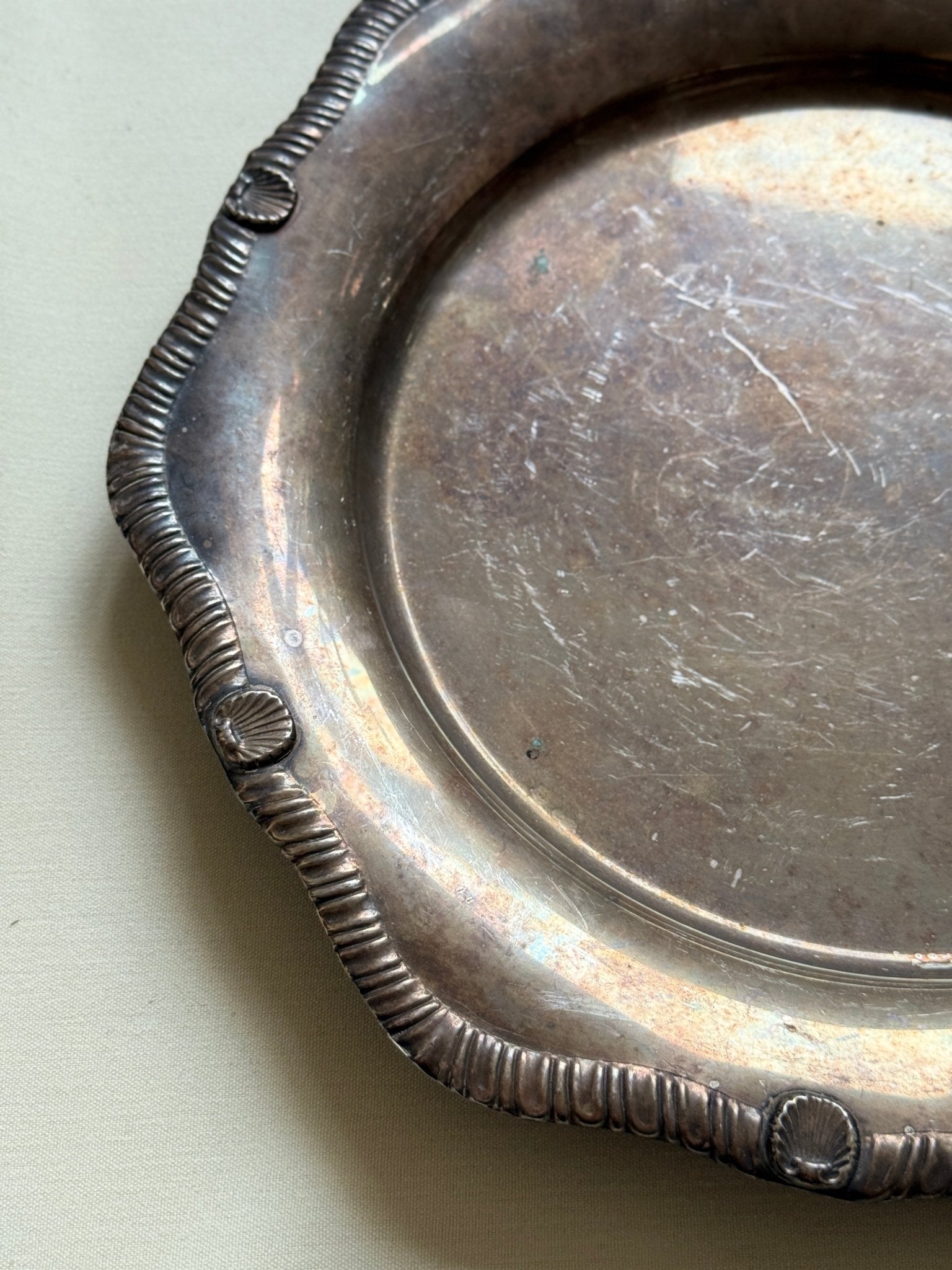 Scalloped platter - NEROLI