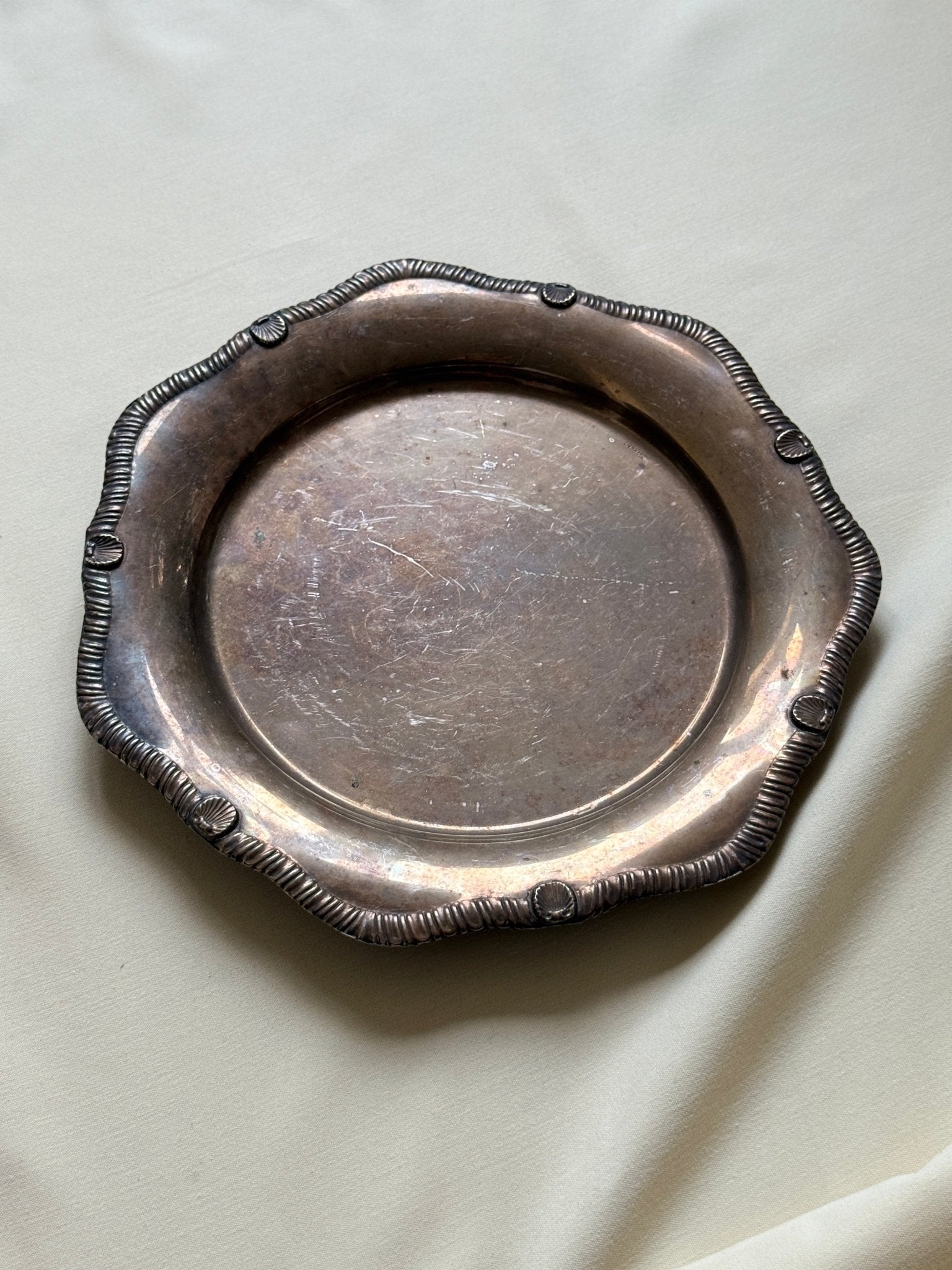 Scalloped platter - NEROLI