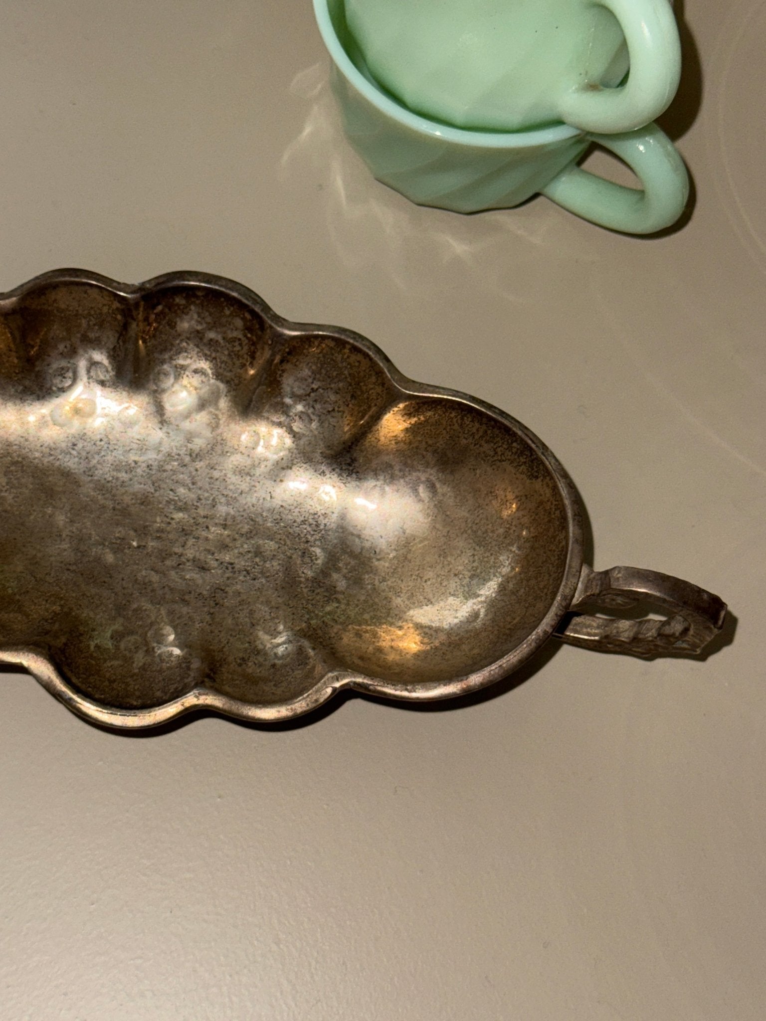 Scalloped serving dish - NEROLI