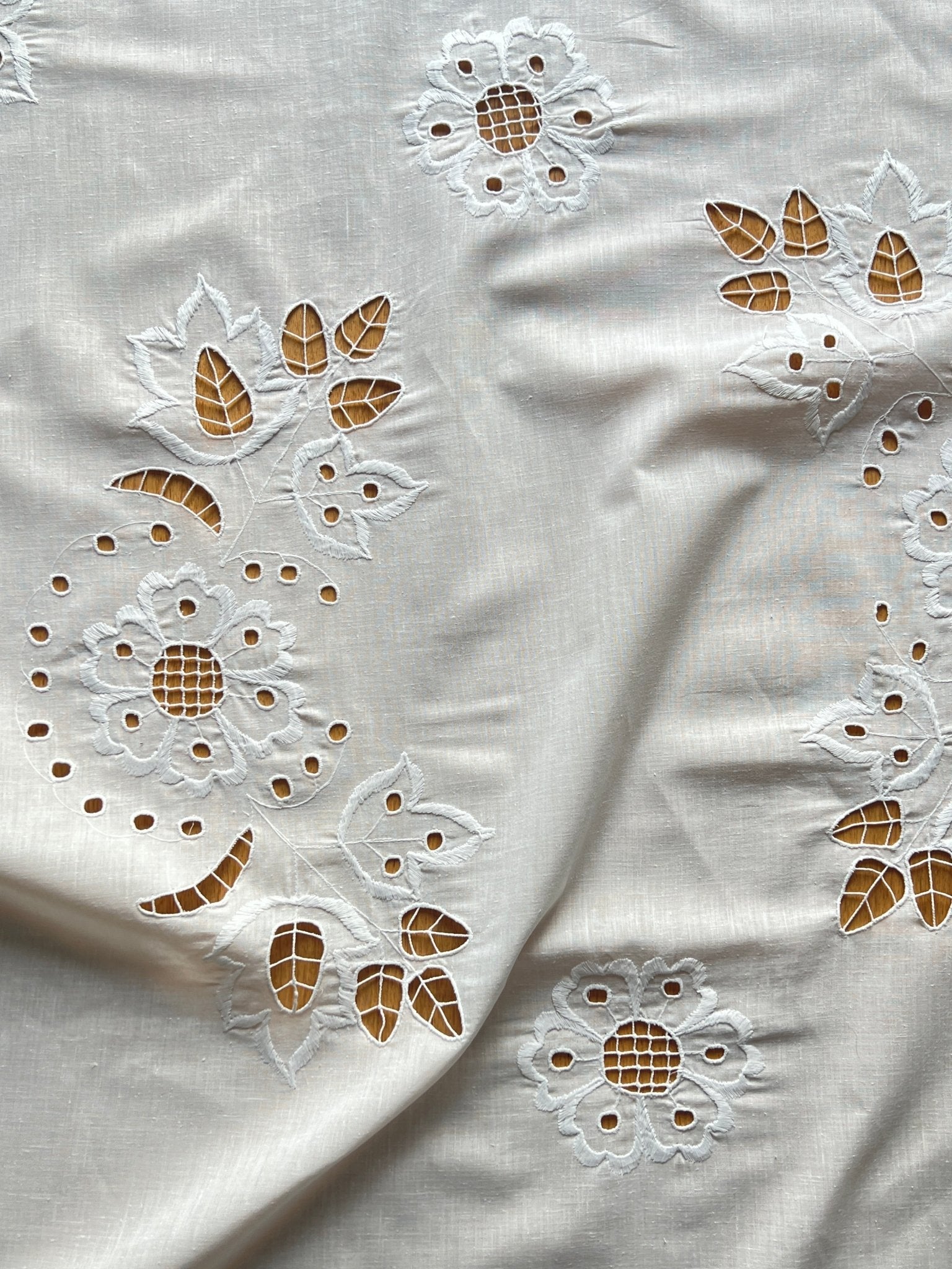 Embroidered tablecloth - NEROLI