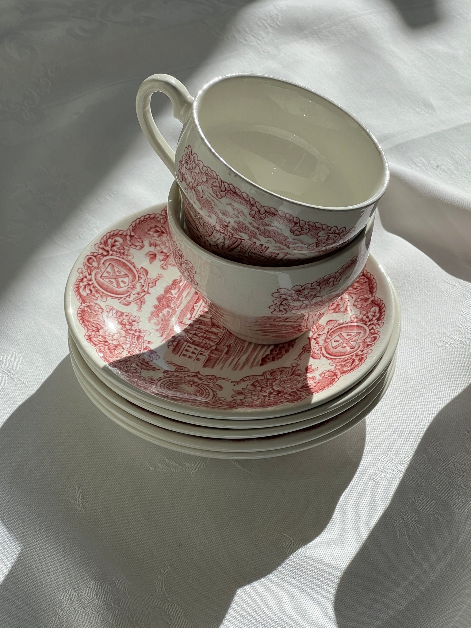 English cups and saucers - NEROLI