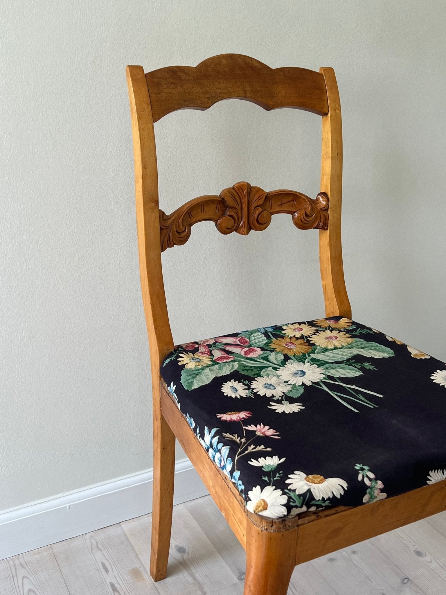 Wooden chair with floral seat - NEROLI