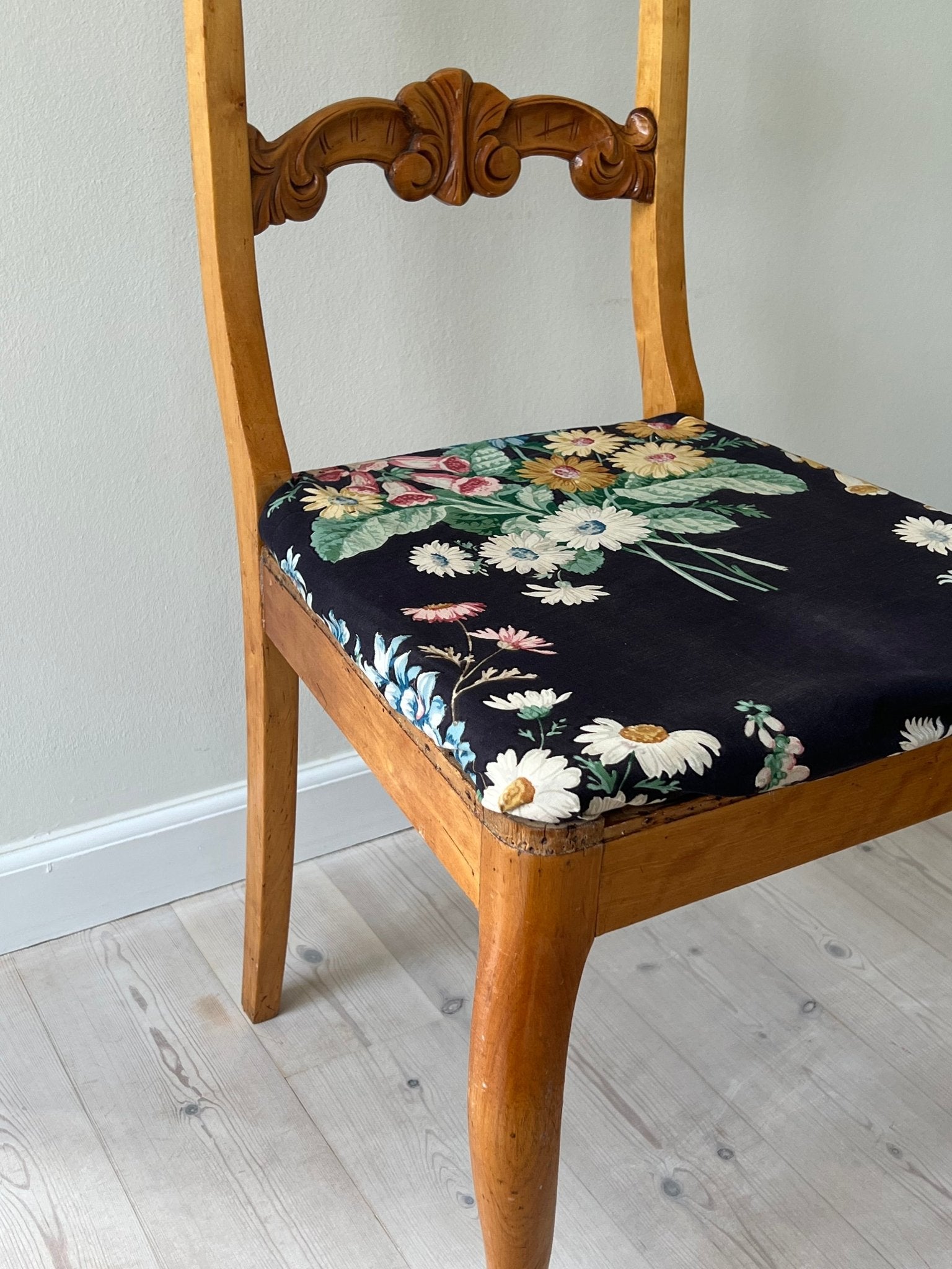 Wooden chair with floral seat - NEROLI